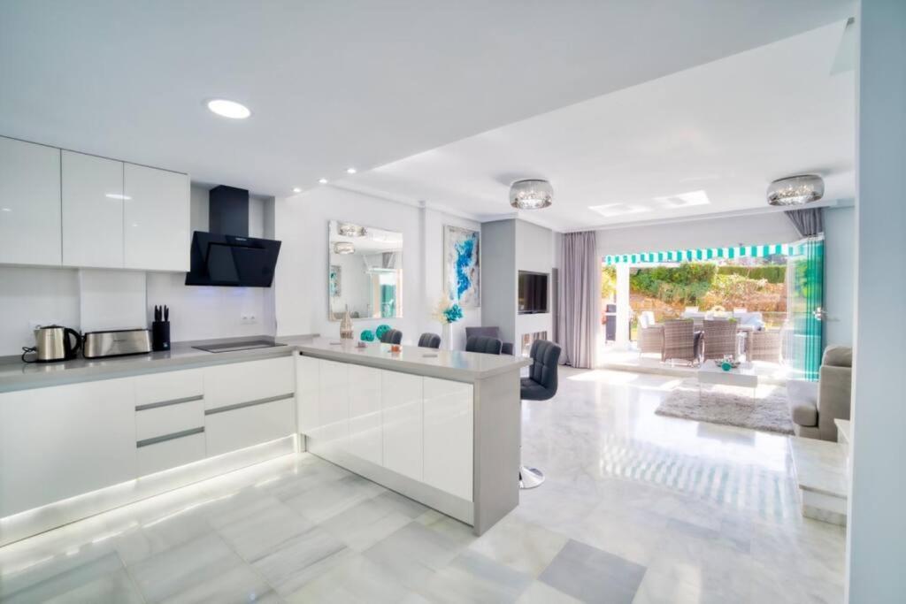 Luxury With Games & Sea Views Feriehus *
